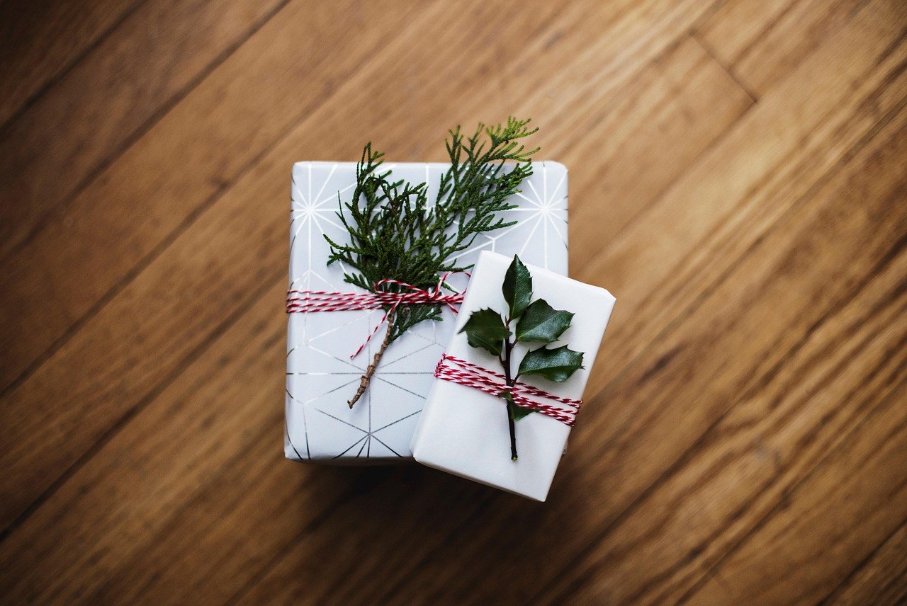 christmas, present, gifts, holiday, xmas, gift boxes, surprise, leaves, packages, christmas presents, nature, christmas gifts, decoration, decor, christmas background, closeup, happychristmas, christmas wallpaper